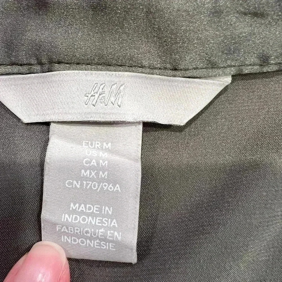 ✨H&M Dark Gray Silky Button down blouse size medium - Picture 4 of 9